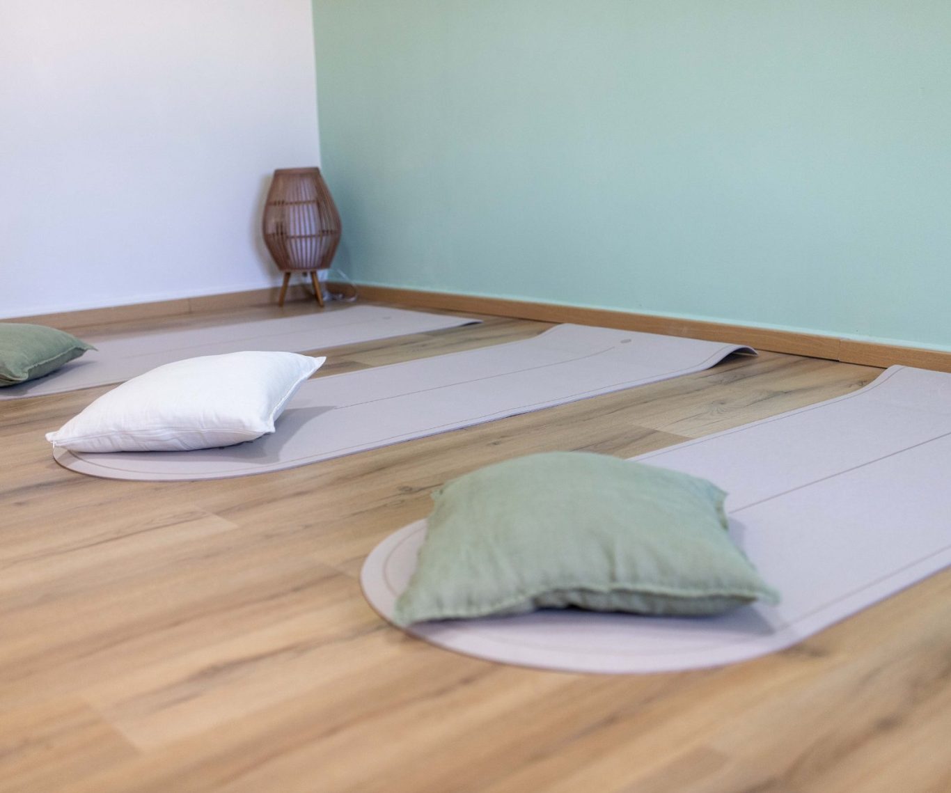 Ein gemütliches Zimmer mit Kissen