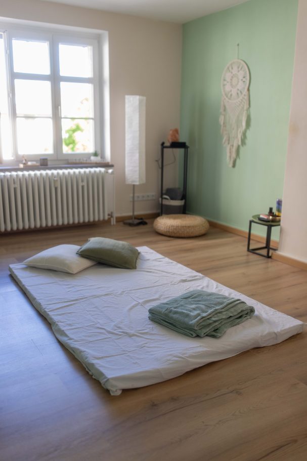 Ein Zimmer mit einer gemütlichen Matratze
