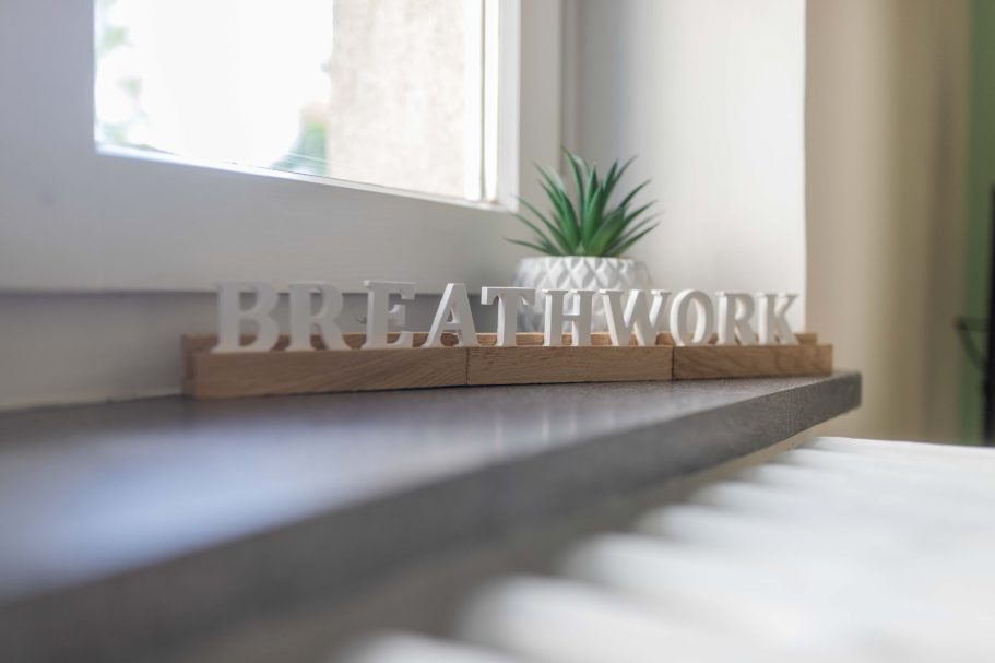 Schild auf einer Fensterbank mit dem Titel Breathwork